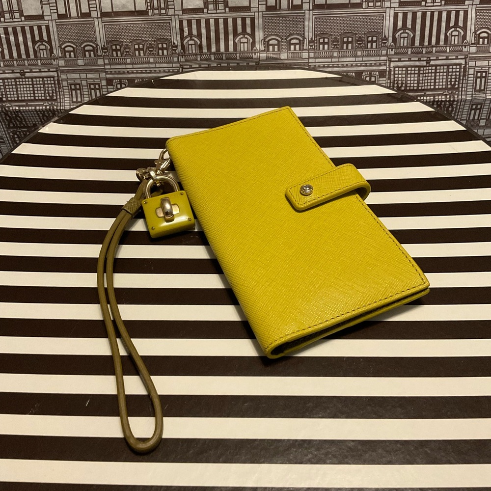 EUC Henri Bendel Wristlet